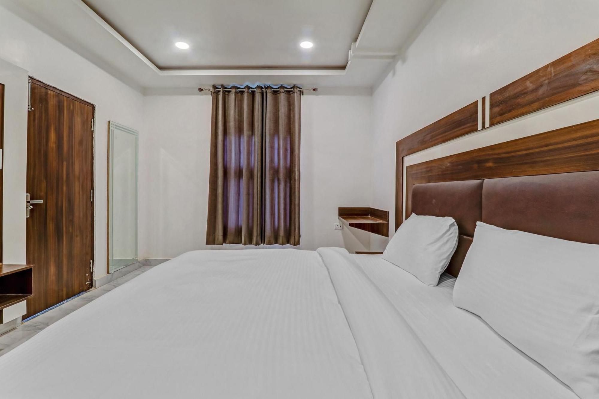 Super Collection O Yamuna Palace Near Gomti Riverfront Park Hasanganj Exterior foto