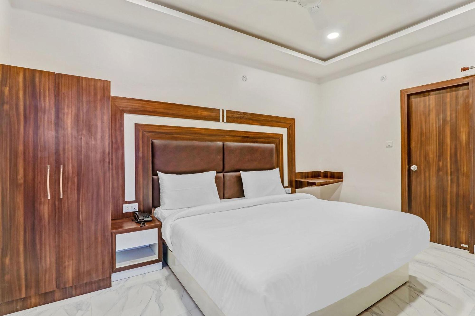 Super Collection O Yamuna Palace Near Gomti Riverfront Park Hasanganj Exterior foto