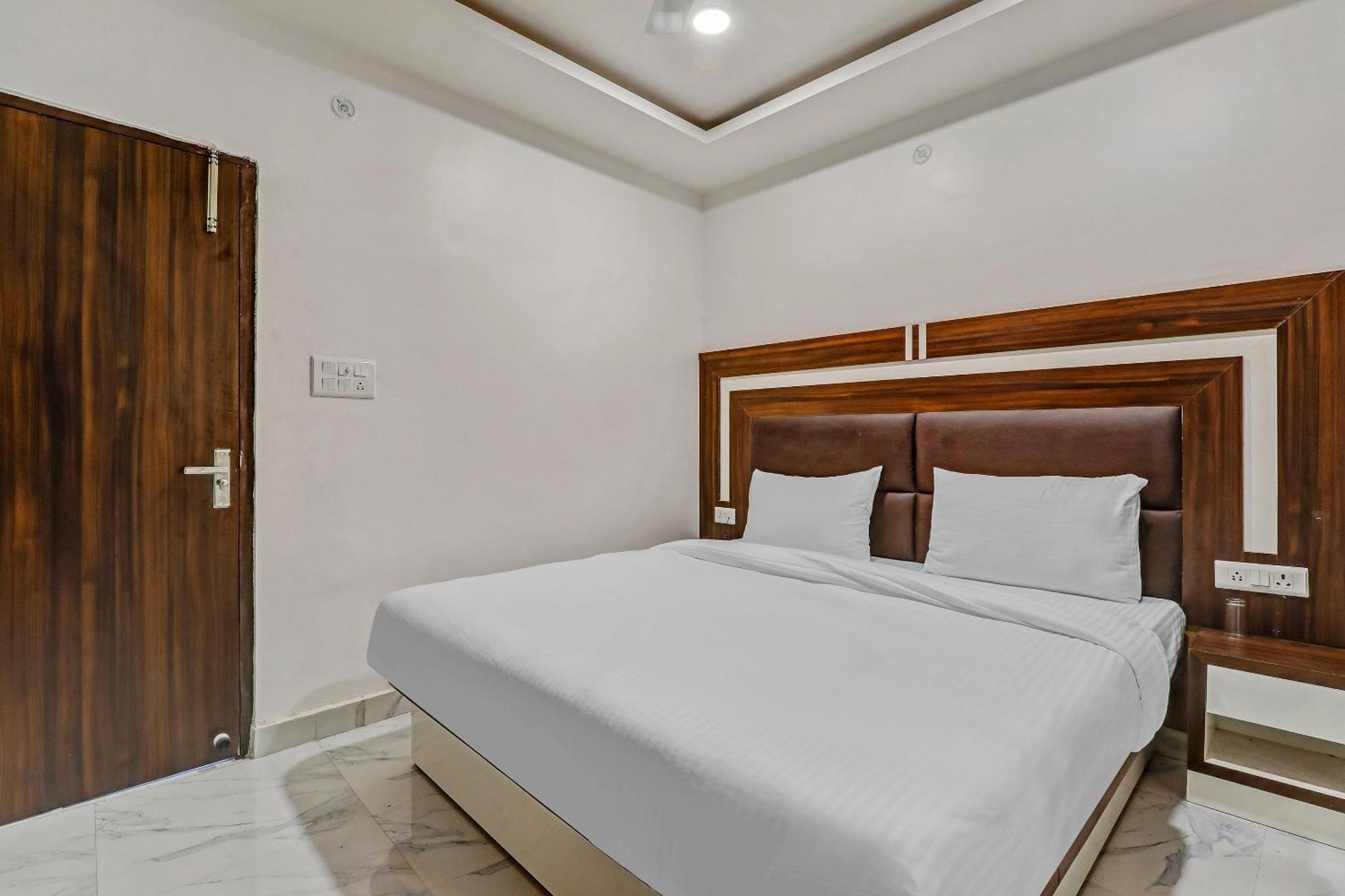 Super Collection O Yamuna Palace Near Gomti Riverfront Park Hasanganj Exterior foto