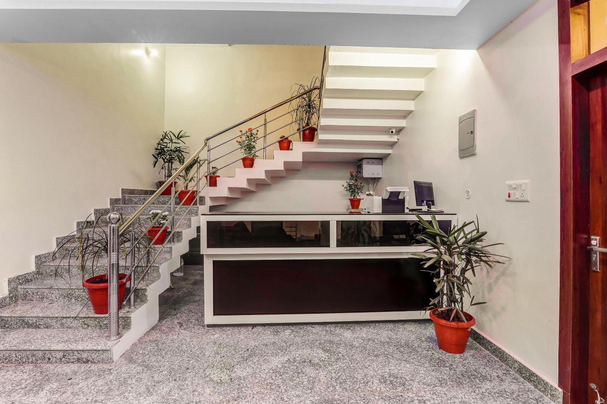 Super Collection O Yamuna Palace Near Gomti Riverfront Park Hasanganj Exterior foto